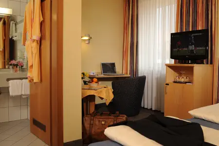 Comfort double room with air conditioning and view into the bathroom