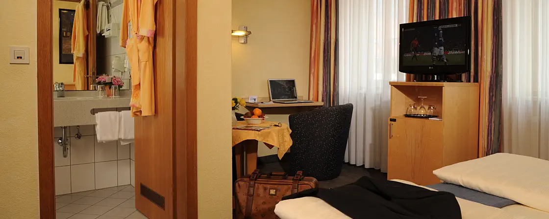 Comfort double room with air conditioning and view into the bathroom