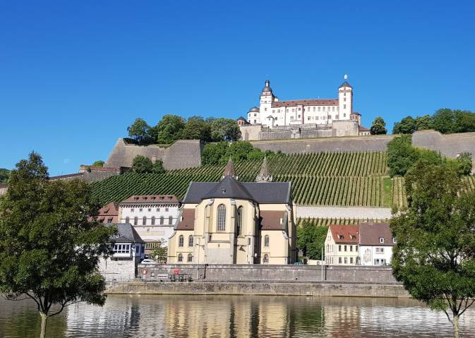Würzburg  - Fotografiert von Hotel Strauss - Blick auf die Festung