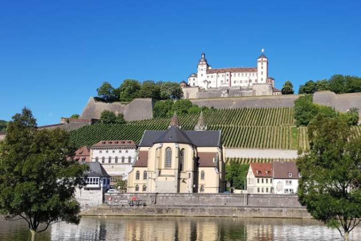 Würzburg  - Fotografiert von Hotel Strauss - Blick auf die Festung